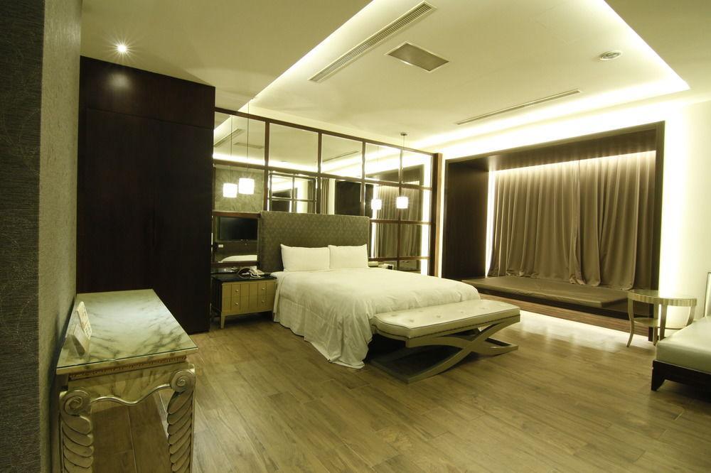 In Night Hotel Taichung Exterior photo