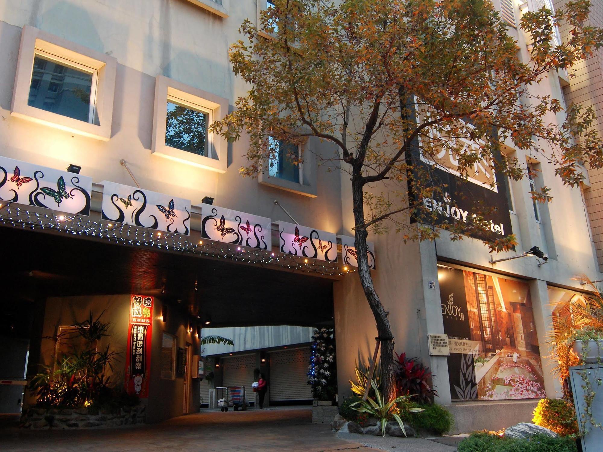 In Night Hotel Taichung Exterior photo